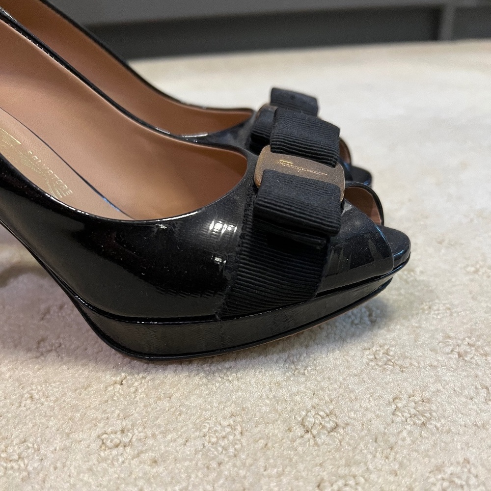 Salvatore Ferragamo Vera Bow Peep Toe Heels, Patent Leather, Black, size 5.5 - Picture 4 of 9